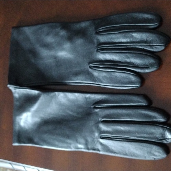 Leather clover Saks fifth avenue made in Italy lining 100%silk color black new - Picture 1 of 4